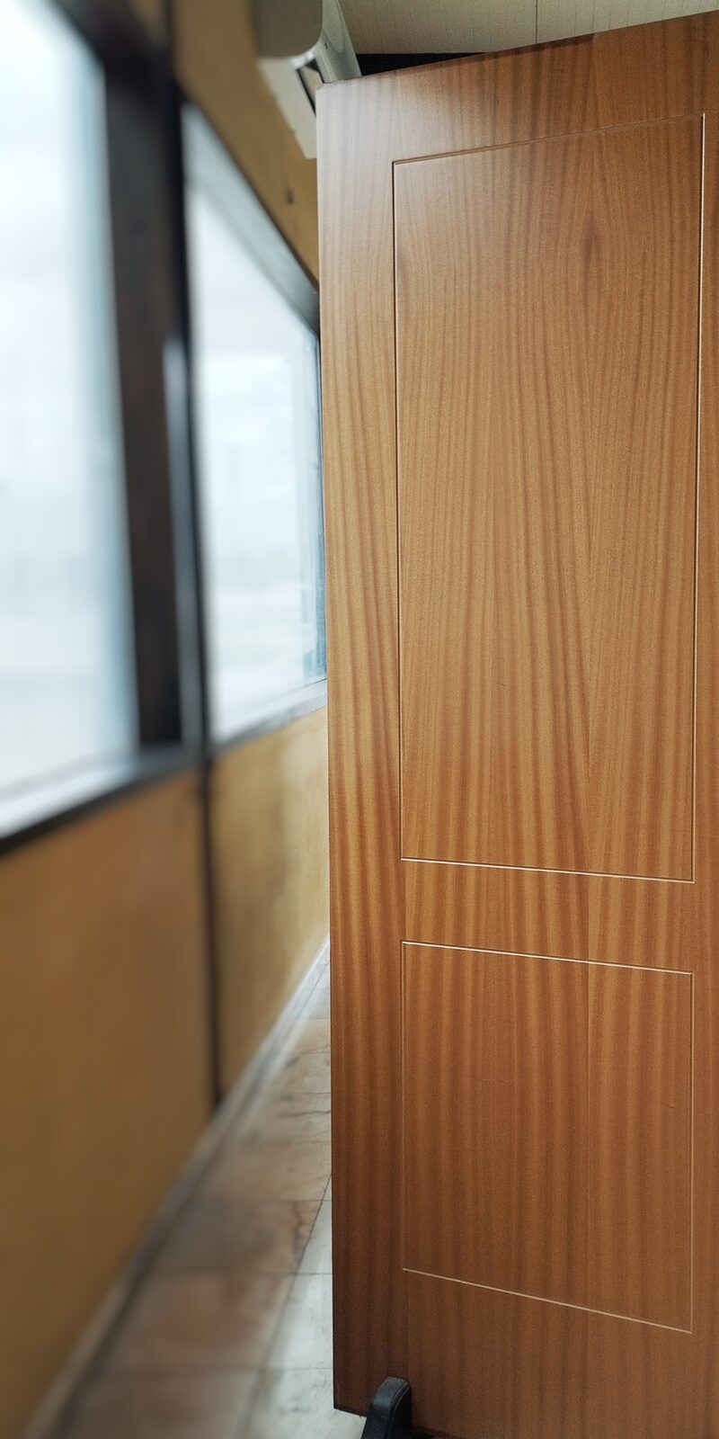 Porta em folheado Carvalho com 2 almofadas em friso