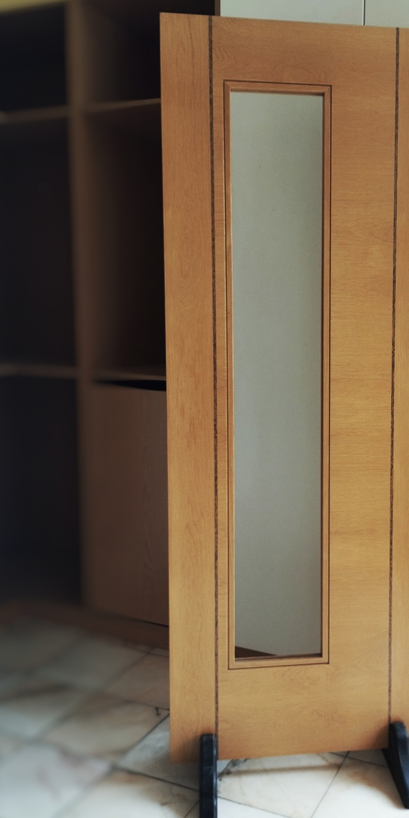 Porta em folheado de Carvalho com um vidro em offset e detalhe em sucupira