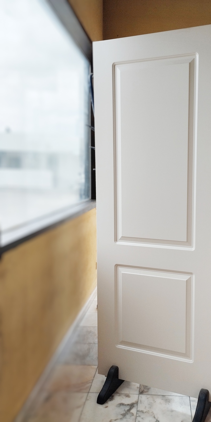 Porta lacada em Branco mate com 2 almofadas pantografadas