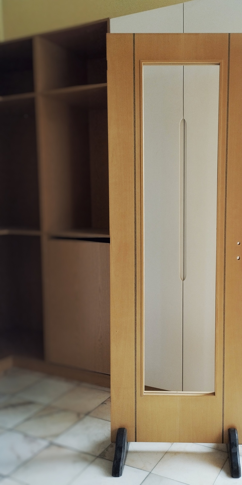 Porta em folheado de Carvalho com 1 vidro e detalhe em Sucupira